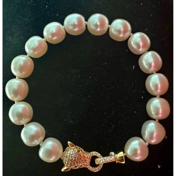 Natural freshwater Pearl Bracelet with 18k Gold-plated Panther Clasp.